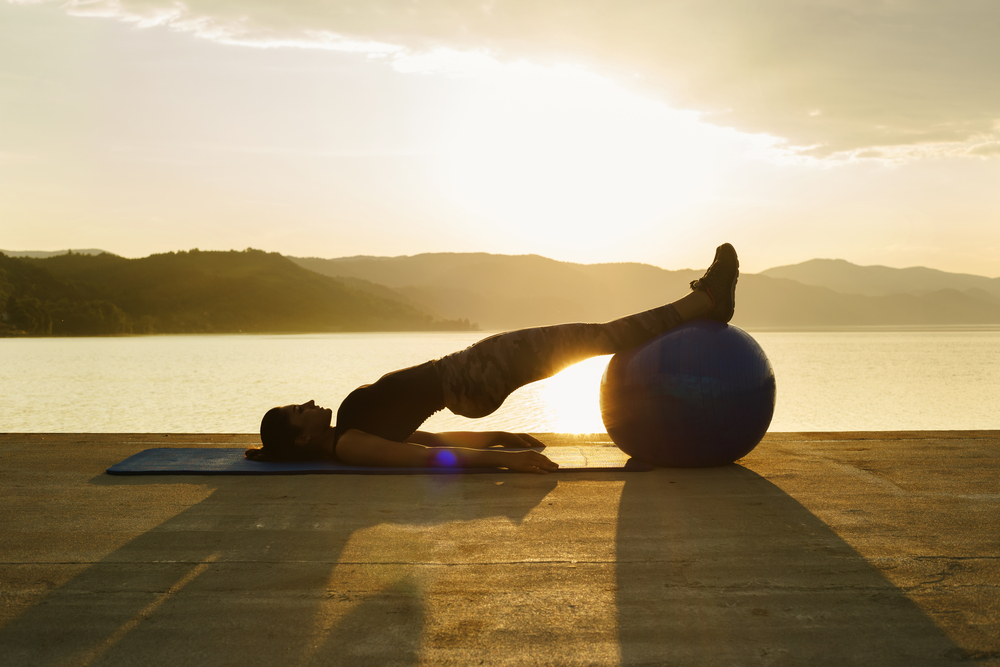 Practicar #Pilates puede ayudarte a mantener un cuerpo sano y una mente  sintonizada con el presente 🧘‍♀️. Pero…¿para qué? ☝🏼Parece haber…